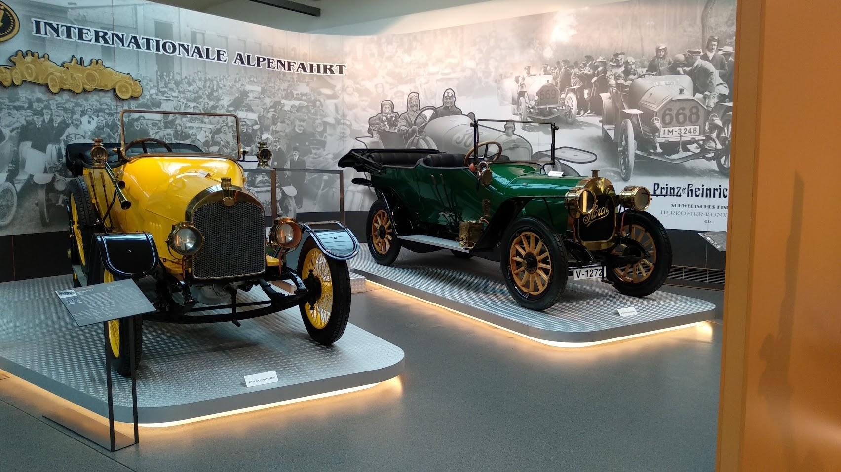 Balra sárgában az Audi, jobbra zöldben a Horch, egymás mellé állítva az Audi támogatásával működő zwickaui August Horch Múzeumban